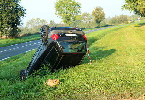 Ein 18-jähriger VW-Fahrer ist am Sonntagmorgen um etwa 3.15 Uhr von der Fahrbahn abgekommen und ins Schleudern geraten, so die Polizei.