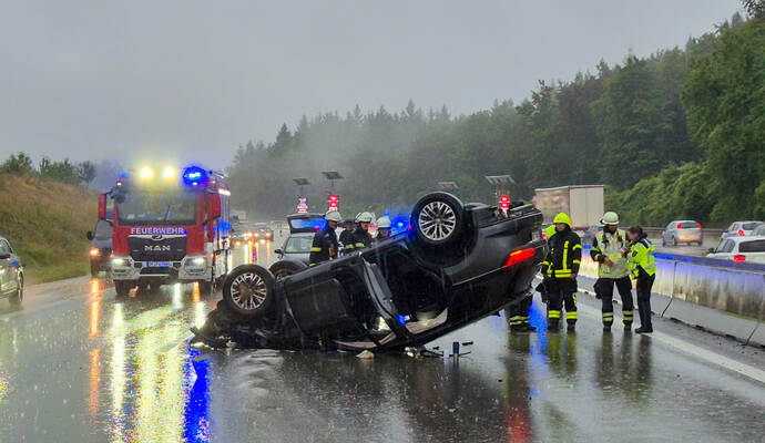 Bei einem Unfall auf der A8 zwischen Pforzheim und Karlsbad hat sich am Dienstagmorgen ein Auto überschlagen. Bei einem Unfall auf der A8 zwischen Pforzheim und Karlsbad hat sich am Dienstagmorgen ein Auto überschlagen.