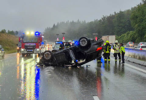 Bei einem Unfall auf der A8 zwischen Pforzheim und Karlsbad hat sich am Dienstagmorgen ein Auto überschlagen.