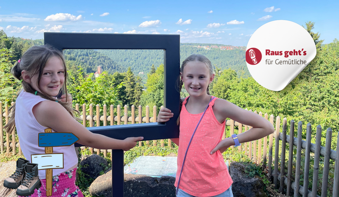 Da ist sie, die Burg Liebenzell: Frieda und Clara (von links) haben sie im Wald gegenüber entdeckt.