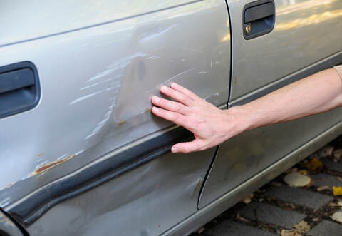 Unbekannte verursachen zwischen Dienstag und Mittwoch einen Sachschaden an drei Autos in Wilferdingen.