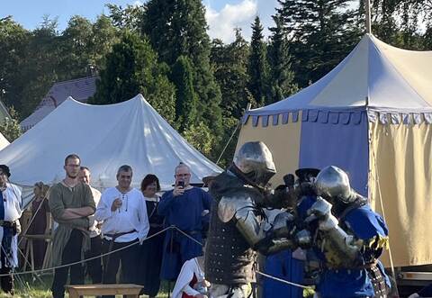 Schaukämpfe werden geboten.