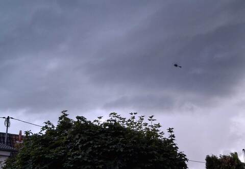 Ein Polizeihubschrauber über Birkenfeld.