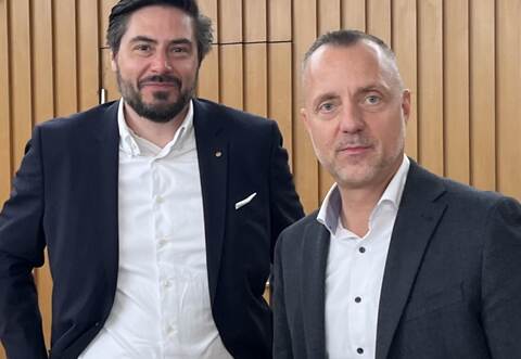 Nach dem Freispruch im Verfahren wegen Bestechlichkeit: Sven Christmann neben seinem Verteidiger Bastian Meyer (links) im Gerichtsaal in Pforzheim.