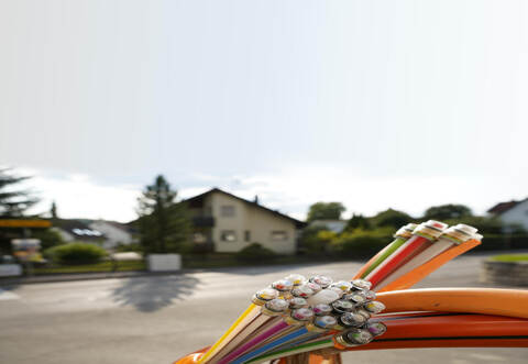 „Die Betrüger geben sich als vermeintliche Glasfaser-Experten der Stadtwerke Pforzheim aus, informieren dann aber bewusst falsch, um das Produkt und den Ausbau schlechtzureden“, so die SWP.