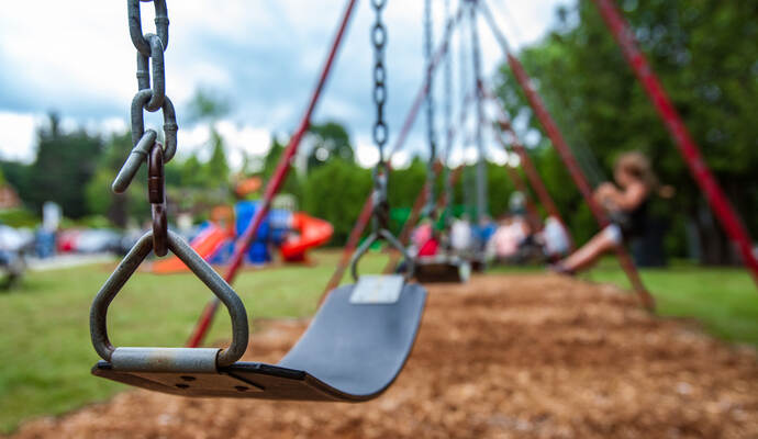 Ein bislang Unbekannter hat sich am Sonntag auf einem Spielplatz in Dobel vor zwei Mädchen entblößt. Ein bislang Unbekannter hat sich am Sonntag auf einem Spielplatz in Dobel vor zwei Mädchen entblößt.