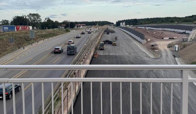 Schwarzes Asphaltband von der Raststätte zur Kuppe nach Wurmberg: Auf der neuen Fahrbahn fehlen eigentlich nur noch die Markierungen für die künftigen jeweils zwei Streifen pro Richtung.