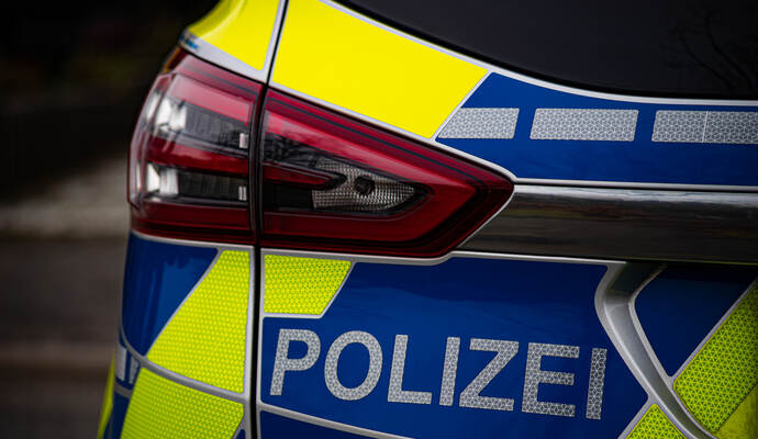 Weil ein anderer Autofahrer auf der A8 ohne Vorwarnung ausgeschert ist, musste ein Audi ausweichen und wurde dabei im Wert von 15.000 Euro beschädigt. Weil ein anderer Autofahrer auf der A8 ohne Vorwarnung ausgeschert ist, musste ein Audi ausweichen und wurde dabei im Wert von 15.000 Euro beschädigt.