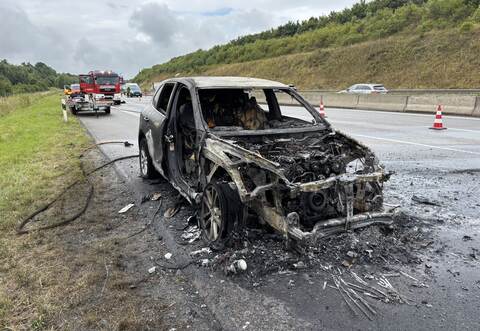 Das Fahrzeug ist komplett ausgebrannt.