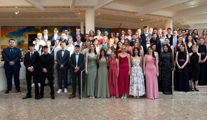 69 Abiturientinnen und Abiturienten des Theodor-Heuss-Gymnasiums Mühlacker dürfen nach acht Jahren Schule ihr Abitur in den Händen halten.