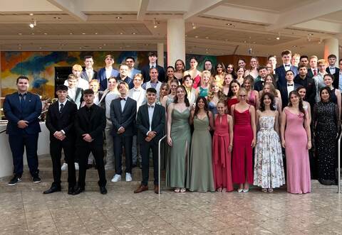 69 Abiturientinnen und Abiturienten des Theodor-Heuss-Gymnasiums Mühlacker dürfen nach acht Jahren Schule ihr Abitur in den Händen halten.