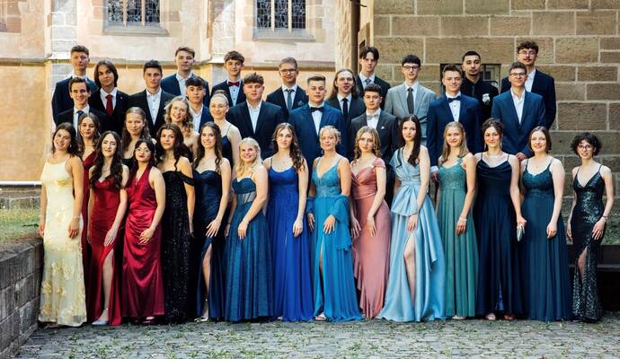 Für diese 36 Absolventinnen und Absolventen ist die Schulzeit nun vorbei: die Abiturienten verlassen das Salzach-Gymnasium in Maulbronn.