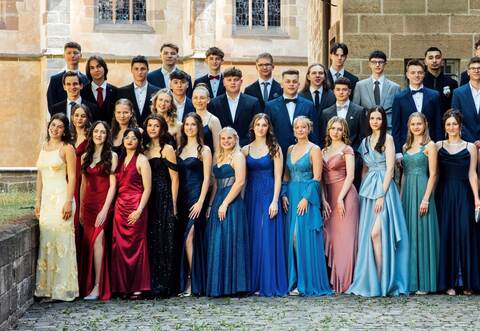 Für diese 36 Absolventinnen und Absolventen ist die Schulzeit nun vorbei: die Abiturienten verlassen das Salzach-Gymnasium in Maulbronn.