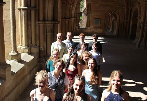 Die Abiturientinnen und Abiturienten verlassen nach bestandenem Abitur ihren zweiten Wohnsitz in der Klosterschule in Maulbronn.