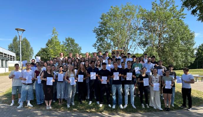 Die Schülerinnen und Schüler des Lise-Meitner-Gymnasiums in Königsbach-Stein haben das Abitur bestanden und präsentieren stolz ihre Zeugnisse.