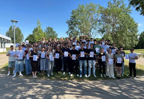 Die Schülerinnen und Schüler des Lise-Meitner-Gymnasiums in Königsbach-Stein haben das Abitur bestanden und präsentieren stolz ihre Zeugnisse.