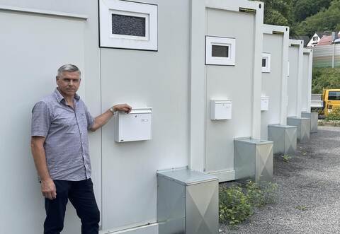 Knapp drei Jahre haben die fünf Container in der Enzberger Dorfwiesenstraße leergestanden. Die Freie-Wähler-Fraktion um Stadtrat Frank Alber hat errechnet, dass das die Stadt rund 162.000 Euro gekostet hat. Ein Container ist jetzt belegt.
