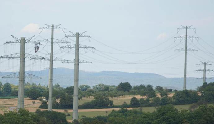 Inzwischen stehen die Masten der neuen Stromleitung, die an Kieselbronn vorbei von Birkenfeld bis zum Anschlusspunkt nach Ötisheim führt. Über Strom wurde auch im Gemeinderat gesprochen, denn das Netz bleibt wegen der Energiewende im Wandel.
