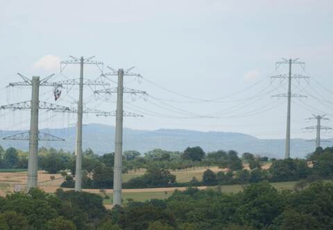 Inzwischen stehen die Masten der neuen Stromleitung, die an Kieselbronn vorbei von Birkenfeld bis zum Anschlusspunkt nach Ötisheim führt. Über Strom wurde auch im Gemeinderat gesprochen, denn das Netz bleibt wegen der Energiewende im Wandel.