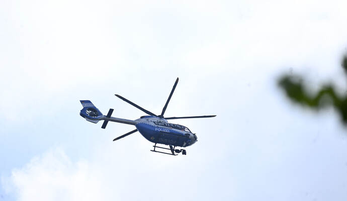 Ein Polizeihubschrauber hat am Sonntagabend nach einem Einbruch in Ötisheim nach dem oder den Tätern gefahndet. Polizeieinsatz bei Arbeitsagentur in Wuppertal