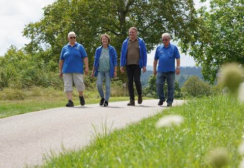 Durch die grüne Idylle: Martina (links) und Günter Leonhard (rechts) sind mit den beiden Ehrenamtlichen Sabine und Walter auf dem Weg zur Kontrollstation neben der Wendelinskapelle außerhalb von Ersingen.