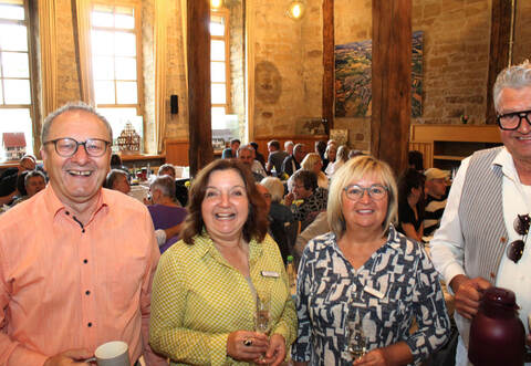Über rund 100 Teilnehmer beim ersten Oberderdinger Bürger-Frühstück freuen sich von der Bürgerstiftung: Bürgermeister Thomas Nowitzki, Helga Essert-Lehn, Brigitte Harms-Janßen sowie Armin Schäufele (von links).