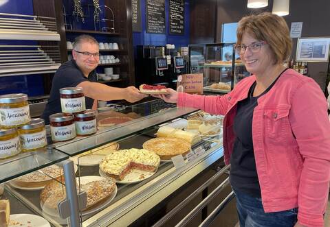 Bei „Höhner's lokale Genüsse“ in der unteren Bahnhofstraße stehen Kuchen und Brötchen hoch im Kurs. Hier bedient Oliver Höhner Kundin Brigitte Reinkunz.