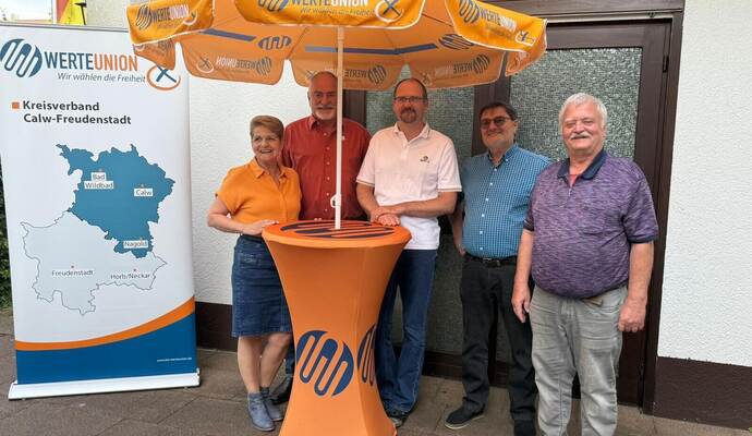 Strahlende Gesichter nach der geglückten Gründungsversammlung. Traub Strahlende Gesichter nach der geglückten Gründungsversammlung. Traub