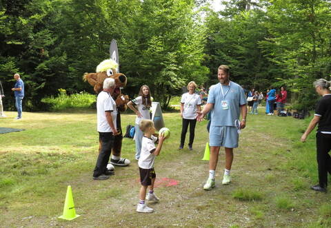 Früh übt sich: Sohn Jannis (vorne) wirft zu seinem Vater Oliver Roggisch.