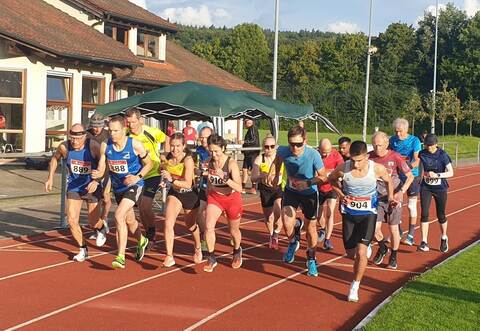 Vom Start weg Tempo machen die Läuferinnen und Läufer über die5000-Meter-Strecke auf dem Königsbacher „Plötzer“.