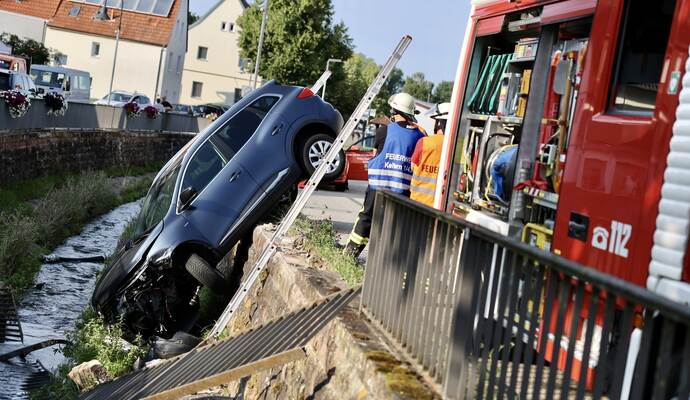 Das Auto ist durch das Geländer gebrochen. Das Auto ist durch das Geländer gebrochen.