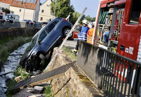 Das Auto ist durch das Geländer gebrochen.