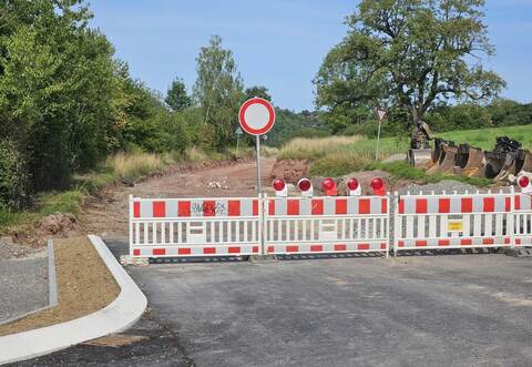 Im Auftrag des Regierungspräsidiums Karlsruhe wird seit Ende Februar 2025 die L 1179 zwischen Heimsheim und Weil der Stadt Hausen saniert. Das Foto zeigt die Baumaßnahmen in Weil der Stadt-Hausen, in Höhe der ehemaligen Gaststätte „Deutscher Kaiser“ in Fahrtrichtung Heimsheim. Georg Kost