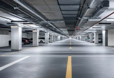 In einem Parkhaus in Bad Wildbad ist ein Auto ausgebrannt.