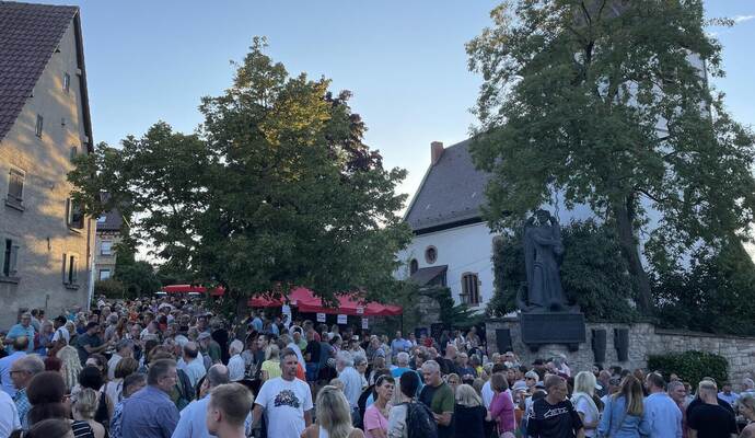 Menschen, wohin das Auge reicht: So hat an diesem Donnerstag der Zwingerhof um die evangelische Stephanuskirche in Kieselbronn ausgesehen. Die Sommer Lounge dort hat sich zum Publikumsmagneten entwickelt. Die ganzen Sommerferien hindurch immer donnerstags. Und die Kieselbronner sind nicht die einzigen, die Erfolg damit haben, Events in der Urlaubszeit anzusetzen. Das Publikum gibt ihnen Recht.