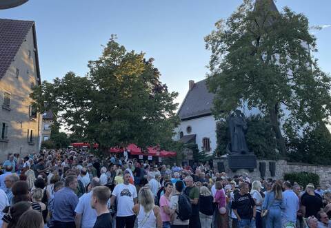 Menschen, wohin das Auge reicht: So hat an diesem Donnerstag der Zwingerhof um die evangelische Stephanuskirche in Kieselbronn ausgesehen. Die Sommer Lounge dort hat sich zum Publikumsmagneten entwickelt. Die ganzen Sommerferien hindurch immer donnerstags. Und die Kieselbronner sind nicht die einzigen, die Erfolg damit haben, Events in der Urlaubszeit anzusetzen. Das Publikum gibt ihnen Recht.