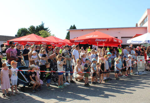 Viele Zuschauer sind bei diesen Übungen im August Tradition. Daraus ist mittlerweile eines der größten Feste im Ort geworden.