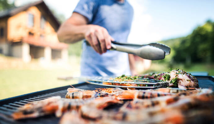 Einfach so grillen gehen? In Mühlacker muss man zuerst überprüfen, ob Waldbrandgefahr herrscht. Unrecognizable man cooking seafood on a barbecue grill in the backyard.