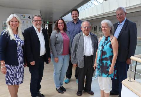 Acht Kreisrätinnen und Kreisräte werden namens des Enzkreises in den kommenden drei Jahren im Rat der Gemeindenund Regionen Europas (RGRE) mitarbeiten: Rita Talmon (von links), Hans Vester, Pina Stähle, Andreas Scheuermann,Günter Bächle, Christine Fischer und Peter Napiwotzky. Enzkreis, Sabine Burkard.