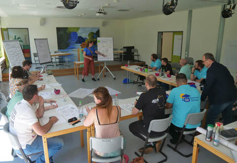 Im Training „Flipchart-Kickoff“ lernen die Teilnehmer der Summer School 2025 der Wirtschaftsjunioren unter anderem, komplexe Inhalte klar und visuell ansprechendzu präsentieren.