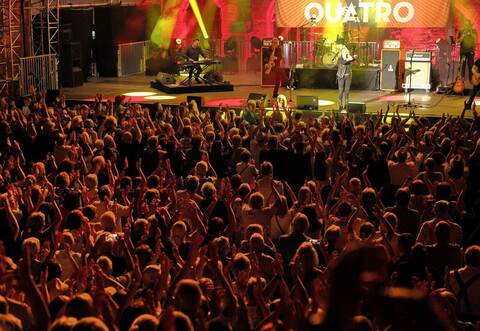 Wenn Suzi Quatro rockt, hält es keinen auf den Stühlen.
