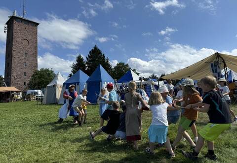 Seilziehen am „Rittertag“ ist eine der Attraktionen beim Dobeler Spectaculum.