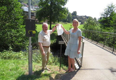 Stefanie Bott und Heinz Schafranek feiern die Taufe der Ahornbrücke in Bad Wildbad.