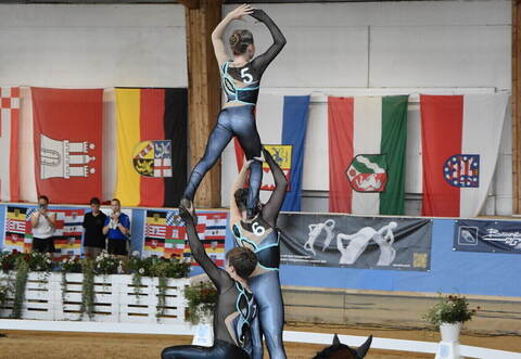 Die Mannschaft bei der Kür auf Wallach Nectus.