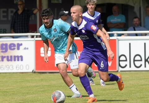 Der FC Nöttingen (rechts Florian Krajinovic) ist am dritten Oberliga-Spieltag beim Tabellenzweiten VfR Aalen zu Gast.