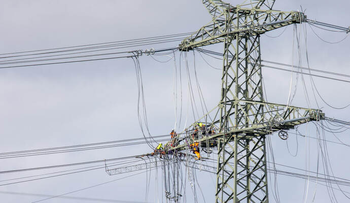 Arbeiter bringen im August 2023 die Seile der neuen Stromleitung an der A 8 auf Höhe von Ispringen an. Mittlerweile ist die 14-K Strommasten Seilspannung Ispringen A8