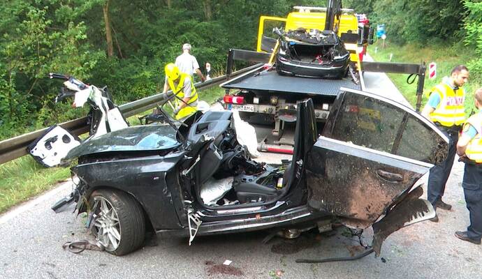 Zwei Menschen sterben bei Unfall auf Landstraße im Saarland Zwei Menschen sterben bei Unfall auf Landstraße im Saarland
