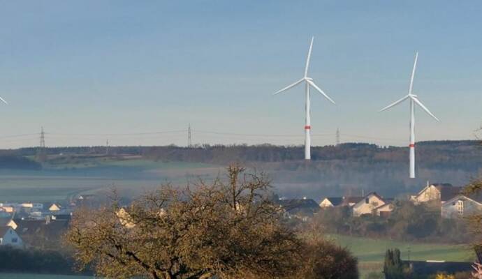 Die Foto-Animation der Bürgerinitiative „Vernunftenergie auf der Platte“ zeigt, wie Windräder das Landschaftsbild um Großglattba Die Foto-Animation der Bürgerinitiative „Vernunftenergie auf der Platte“ zeigt, wie Windräder das Landschaftsbild um Großglattbach verändern könnte.