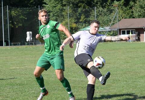 Der Steiner Julian Kubicek (rechts, hier im Duell mit Marc Hüttler) ist gegen Eisingen gleich doppelter Torschütze.