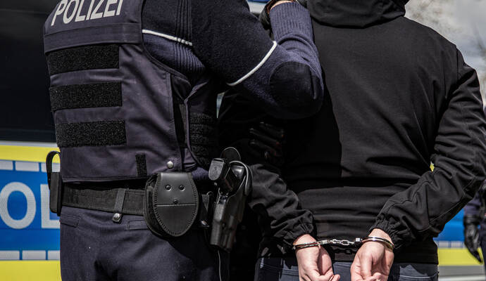 Ein Mann im psychischen Ausnahmezustand wurde von der Polizei vorläufig festgenommen. Ein Mann im psychischen Ausnahmezustand wurde von der Polizei vorläufig festgenommen.